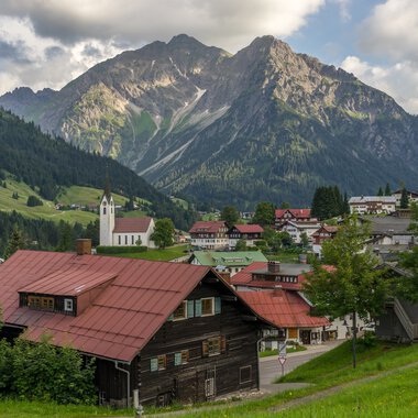 Blick über Hirschegg auf Elferkopf und Zwölferkopf