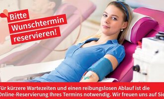 A young woman sits in a comfortable chair and is having her blood drawn. In the background, there is a notice about online appointment reservations. | © Blutspendedienst Bayrisches Rotes Kreuz Flyer