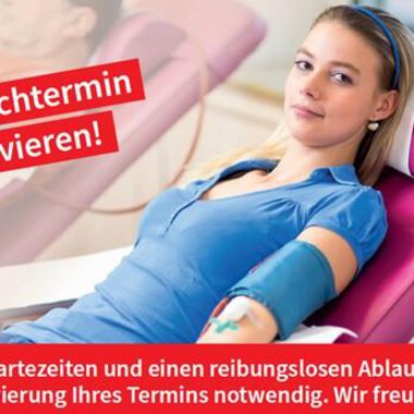 A young woman sits in a comfortable chair and is having her blood drawn. In the background, there is a notice about online appointment reservations. | © Blutspendedienst Bayrisches Rotes Kreuz Flyer