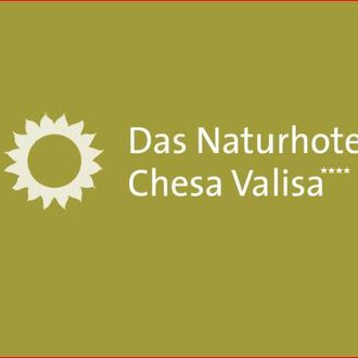 Ein Logo des Naturhotels Chesa Valisa. Es zeigt eine Sonne auf grünem Hintergrund. | © Naturhotel Chesa Valisa