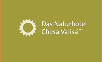 Ein Logo des Naturhotels Chesa Valisa. Es zeigt eine Sonne auf grünem Hintergrund. | © Naturhotel Chesa Valisa