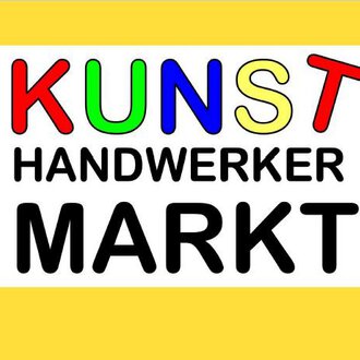 © Jogi Hoevel Einfarbiger Hintergrund mit buntem Text. Die Wörter „KUNST HANDWERKER MARKT“ heben ein Kunsthandwerkereignis hervor. | © Jogi Hoevel