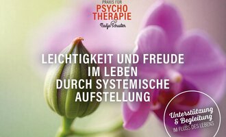 Eine Blüte mit einer Knospe im Vordergrund und sanften Farben im Hintergrund. Der Text bezieht sich auf systemische Aufstellung und Lebensfreude. | © Psychotherapeutische Praxis – PTH Nadja Schuster