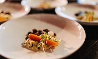 A beautifully arranged plate with vegetables and a meat side dish. The colorful presentation invites you to eat. | © Kleinwalsertal Tourismus eGen | Oliver Farys
