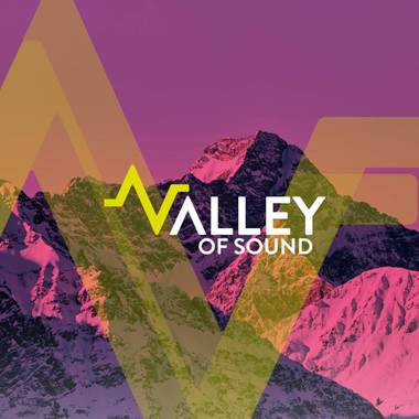 A graphic image titled "Valley of Sound". In the background, impressive mountains in purple and pink tones can be seen, with modern, colorful graphic elements in the foreground. | © Kleinwalsertal Tourismus