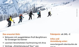Ein Werbeplakat für das VAUDE Skitouren Camp, das vom 09. bis 11. Januar 2026 in Hirschegg/Kleinwalsertal stattfindet. Es zeigt eine Gruppe von Skitourengehern in einer schneebedeckten Berglandschaft. | © Vaude Skitouren Camp 2026 Flyer