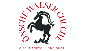 Ein stilisiertes Logo mit einem Ziegenbock, umgeben von textuellen Elementen. Darunter steht der Slogan „G'schmackvoll ond guat!“. | © Logo Önsche Walser Chuche
