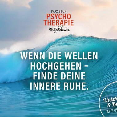 Ein kraftvoller Wellenbrecher im Ozean, der Ruhe und Gelassenheit symbolisiert. Der Text ermutigt dazu, in schwierigen Zeiten innere Ruhe zu finden. | © Psychotherapeutische Praxis – PTH Nadja Schuster