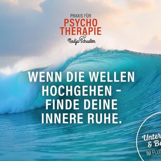 © Psychotherapeutische Praxis – PTH Nadja Schuster Ein kraftvoller Wellenbrecher im Ozean, der Ruhe und Gelassenheit symbolisiert. Der Text ermutigt dazu, in schwierigen Zeiten innere Ruhe zu finden. | © Psychotherapeutische Praxis – PTH Nadja Schuster