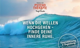 Ein kraftvoller Wellenbrecher im Ozean, der Ruhe und Gelassenheit symbolisiert. Der Text ermutigt dazu, in schwierigen Zeiten innere Ruhe zu finden. | © Psychotherapeutische Praxis – PTH Nadja Schuster