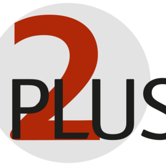 Ein einfaches und modernes Logo mit der Zahl "2" in Rot und dem Wort "PLUS" in schwarzer Schrift. Der Hintergrund ist rund und grau.