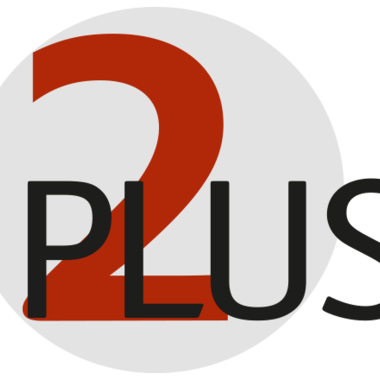 Ein einfaches und modernes Logo mit der Zahl "2" in Rot und dem Wort "PLUS" in schwarzer Schrift. Der Hintergrund ist rund und grau.