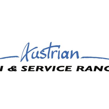 Das Logo der Austrian Ski & Service Ranch. Es zeigt den Namen in blauer und schwarzer Schrift, umgeben von einfachen Design-Elementen.