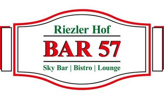 Ein Schild mit dem Namen "BAR 57" im Riezler Hof. Es wird als Sky Bar, Bistro und Lounge beschrieben.