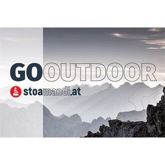 © stoamandl Eine beeindruckende Berglandschaft im Hintergrund mit sanften Hügeln und grauem Himmel. Im Vordergrund steht der Schriftzug "GO OUTDOOR" sowie das Logo von stoamandl.at. | © stoamandl