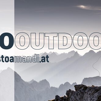 © stoamandl Eine beeindruckende Berglandschaft im Hintergrund mit sanften Hügeln und grauem Himmel. Im Vordergrund steht der Schriftzug "GO OUTDOOR" sowie das Logo von stoamandl.at. | © stoamandl