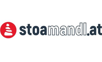 Das Bild zeigt das Logo von "stoamandl.at" mit einem roten Symbol und stilisiertem Text. Es vermittelt einen modernen und einladenden Eindruck.
