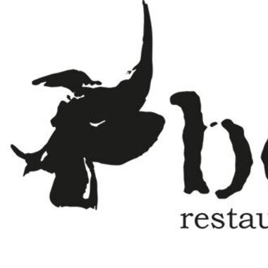 Ein schwarzes Logo mit stilisierten Kuh- und Bullenfiguren. Der Name "bex" steht darunter, zusammen mit den Worten "restaurant · bar".