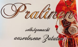 Pralinen in einer dekorativen Verpackung, geschrieben in eleganter Schrift. Handgemacht mit ausgesuchten Zutaten. | © Kleinwalsertal Tourismus | N. Lughammer