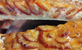 Ein köstlicher Obstkuchen mit Zwetschgenbelag und glänzender Glasur. Der Kuchen hat einen knusprigen Rand und sieht sehr einladend aus. | © Kleinwalsertal Tourismus | N. Lughammer