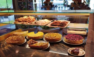 Eine Auswahl an verschiedenen Gebäcksorten und Torten in einer Verkaufstheke. Die Präsentation zeigt eine Vielzahl von leckeren Desserts. | © Kleinwalsertal Tourismus | N. Lughammer