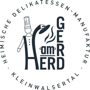 Ein Logo einer Delikatessen-Manufaktur mit einem Kochsymbol. Der Name "GER am HERD" steht im Mittelpunkt, umgeben von weiteren Informationen. | © Gerd am Herd | Gerd Hammerer