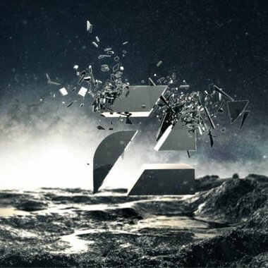 Ein dynamisches Logo, das aus Bruchstücken besteht und in der Luft schwebt. Der Hintergrund ist dunkel und mysteriös, was eine besondere Atmosphäre erzeugt.