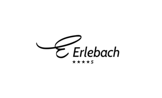 Ein elegantes Logo mit dem Schriftzug "Erlebach" und fünf Sternen. Das Design vermittelt einen hochwertigen Eindruck. | © Erlebach-wortbildmarke-linksb-digital-schwarz