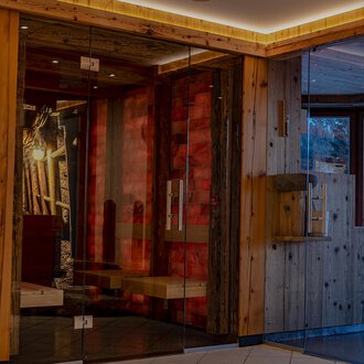 © IFA Hotel Alpenhof Wildental | Andreas Froschauer Ein moderner Empfangsbereich mit Holzelementen und großen Glasflächen. Die gemütliche Atmosphäre wird durch warmes Licht und geschmackvolle Dekorationen verstärkt. | © IFA Hotel Alpenhof Wildental | Andreas Froschauer