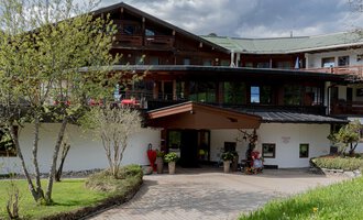 Ein charmantes Hotel mit einer einladenden Fassade und schönen Gärten. Die Umgebung ist grün und gepflegt, ideal für einen ruhigen Aufenthalt. | © IFA Hotel Alpenhof Wildental | Andreas Froschauer