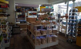 A store with various toys and souvenirs. Shelves are filled with colorful products and wooden toys. | © Der Bunte Laden | Romana Volderauer