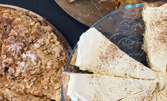 Ein Tisch mit verschiedenen köstlichen Kuchen und Gebäck. Darunter sind ein knuspriger Zopf und ein cremiger Käsekuchen zu sehen. | © Einkehr Guntschau