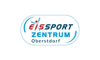 Ein Logo des Eisportzentrums Oberstdorf. Es zeigt den Schriftzug „Eis Sport Zentrum“ in blau und rot mit einem grafischen Element. | © Eissportzentrum Oberstdorf Logo