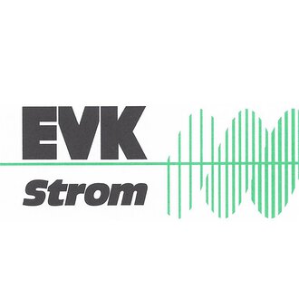 © Energieversorgung Kleinwalsertal Logo Das Bild zeigt das Logo von EVK Strom mit einer grafischen Darstellung von Wellenlinien. Die Farben sind Schwarz und Grün. | © Energieversorgung Kleinwalsertal Logo