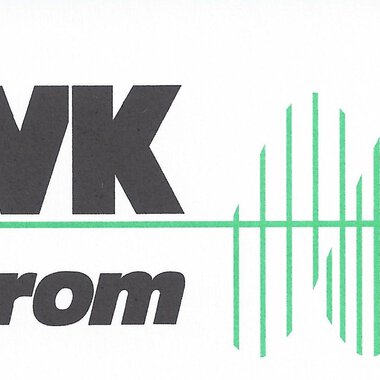 The image shows the logo of EVK Strom with a graphic representation of wave lines. The colors are black and green. | © Energieversorgung Kleinwalsertal Logo
