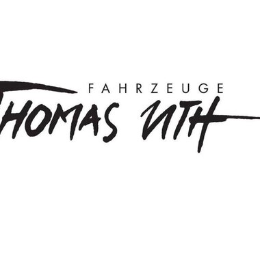A logo with the text "Thomas Uth Fahrzeuge" in an artistic font. It emphasizes a focus on vehicles and conveys creativity. | © Fahrzeuge Thomas Uth