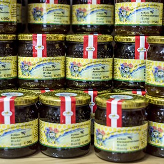Eine Vielzahl von Gläsern mit Marmelade ist gestapelt. Die Gläser haben bunte Etiketten mit dekorativen Designs. | © Kleinwalsertal Tourismus | Dominik Berchtold