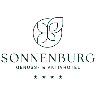 Ein Logo des Sonnenburg Genuss- & Aktivhotels. Es zeigt bunte Blätter und hat vier Sterne.