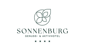 Ein Logo des Sonnenburg Genuss- & Aktivhotels. Es zeigt bunte Blätter und hat vier Sterne.