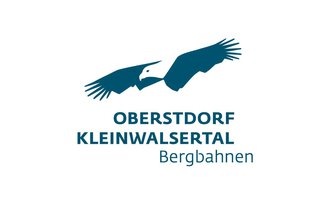 Ein Logo mit einem stilisierten Adler, der fliegt. Darunter steht der Text "Oberstdorf Kleinwalsertal Bergbahnen". | © OBERSTDORF · KLEINWALSERTAL BERGBAHNEN