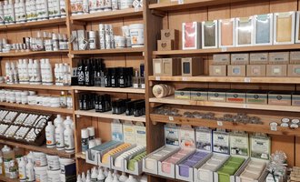 Ein Regal voller Produkte in einem Geschäft. Es sind Flaschen, Dosen und Verpackungen in verschiedenen Farben und Größen zu sehen. | © iKuh Schöne Ideen | Daniela Neumann