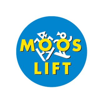 Ein rundes Logo mit dem Text „MOOS LIFT“ in gelben Buchstaben auf blauem Hintergrund. Verschiedene stilisierte Figuren sind ebenfalls dargestellt. | © Mooslift Logo