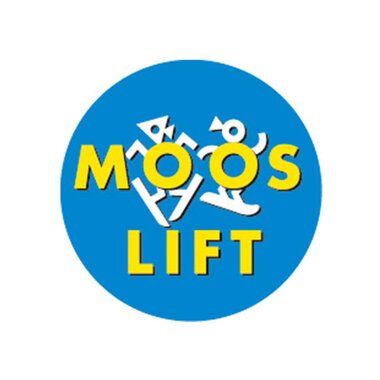 Ein rundes Logo mit dem Text „MOOS LIFT“ in gelben Buchstaben auf blauem Hintergrund. Verschiedene stilisierte Figuren sind ebenfalls dargestellt. | © Mooslift Logo