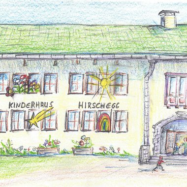A colorful, hand-drawn building named "Kinderhaus Hirschegg". Surrounded by garden landscapes and cheerful details that create an inviting atmosphere. | © Gemeinde Mittelberg