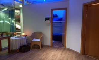 Ein ruhiger Raum mit warmem Licht und einem Holzfußboden. Es gibt einen Tisch und einen Stuhl, die eine gemütliche Atmosphäre schaffen. | © Schönzeit | Sebastian Riezler