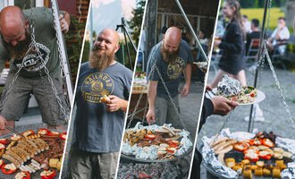 Ein Mann grillt köstliches Essen im Freien. Auf dem Tisch sind verschiedene Fleisch- und Gemüsespieße sowie gegrillte Beilagen zu sehen. | © Mahdtalhaus | Thomas Dielmann