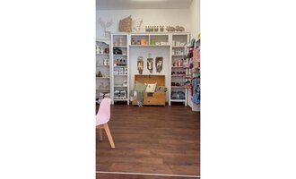 Ein gemütliches Geschäft mit Holzfußboden und hellen Regalen. Es gibt verschiedene Produkte, darunter Dekorationen und Möbelstücke. | © Herzstichle | Ninja Matt