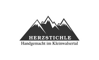 Ein schlichtes Logo mit Bergsilhouetten. Der Text "HERZSTICHELE" steht für handgemachte Produkte aus dem Kleinwalsertal. | © Herzstichle Mittelberg Logo