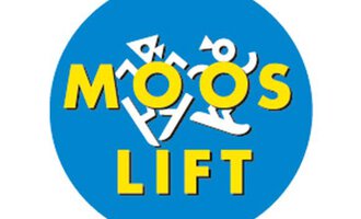 Ein rundes Logo mit dem Schriftzug "MOOS LIFT" in gelben und weißen Buchstaben auf blauem Hintergrund. Es zeigt stilisierte Figuren, die Bewegung und Aktivität symbolisieren.