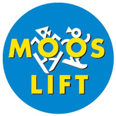 Ein rundes Logo mit dem Schriftzug "MOOS LIFT" in gelben und weißen Buchstaben auf blauem Hintergrund. Es zeigt stilisierte Figuren, die Bewegung und Aktivität symbolisieren.